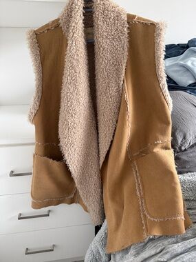 Women’s Faux Shearling Open-Front Teddy Vest - Camel
